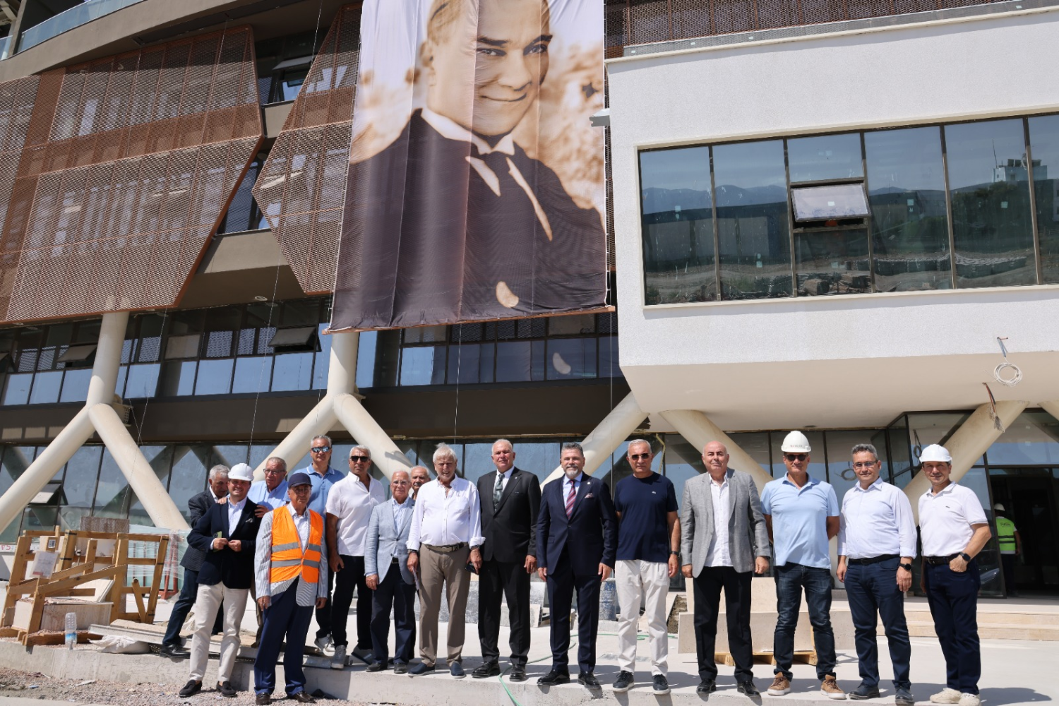 Sanayinin iki güçlü kurumu el ele: EBSO Hizmet Binası için İAOSB’de imza atıldı